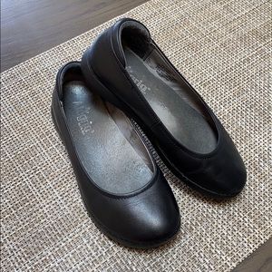 Black Alegria Petal Flat Thrones